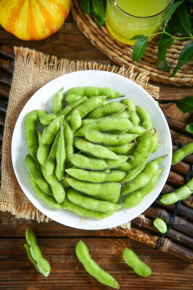 木上放着一盘毛豆