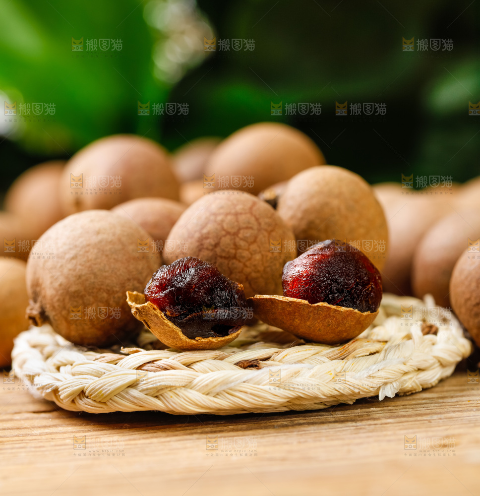 木底上放着一盘桂圆干