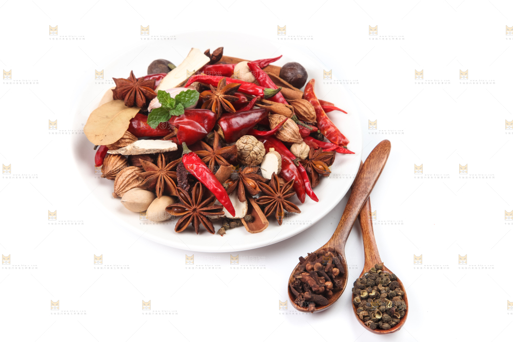 白底上放着香料组合