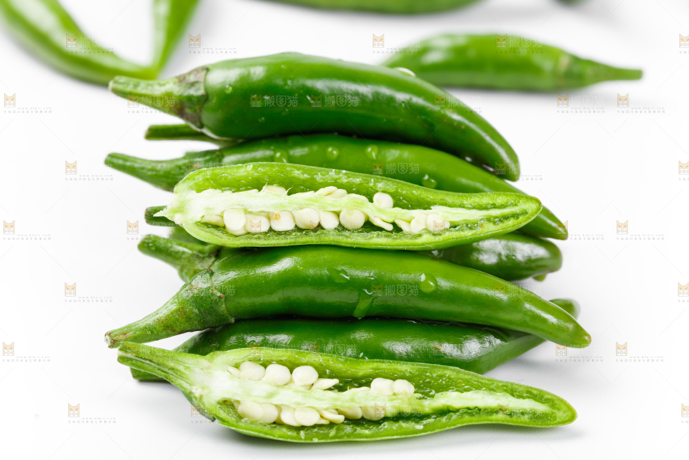 白底上放着青米椒