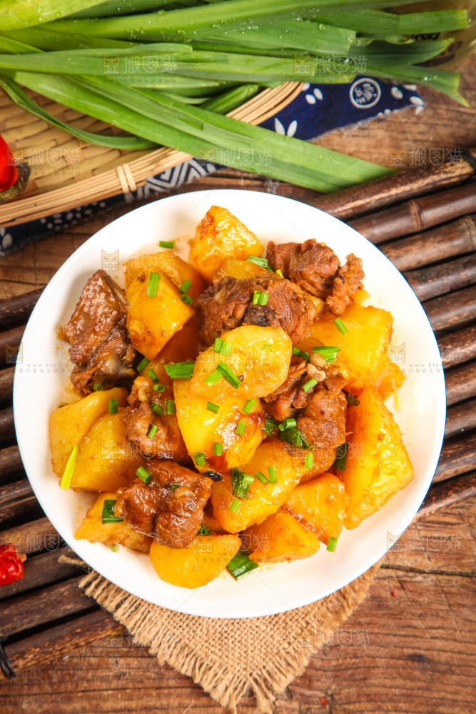 盘子里装着土豆烧肉