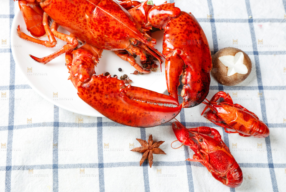 格子布上放着一盘大龙虾