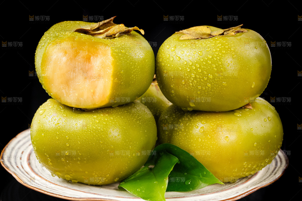 盘子里装着青皮柿子