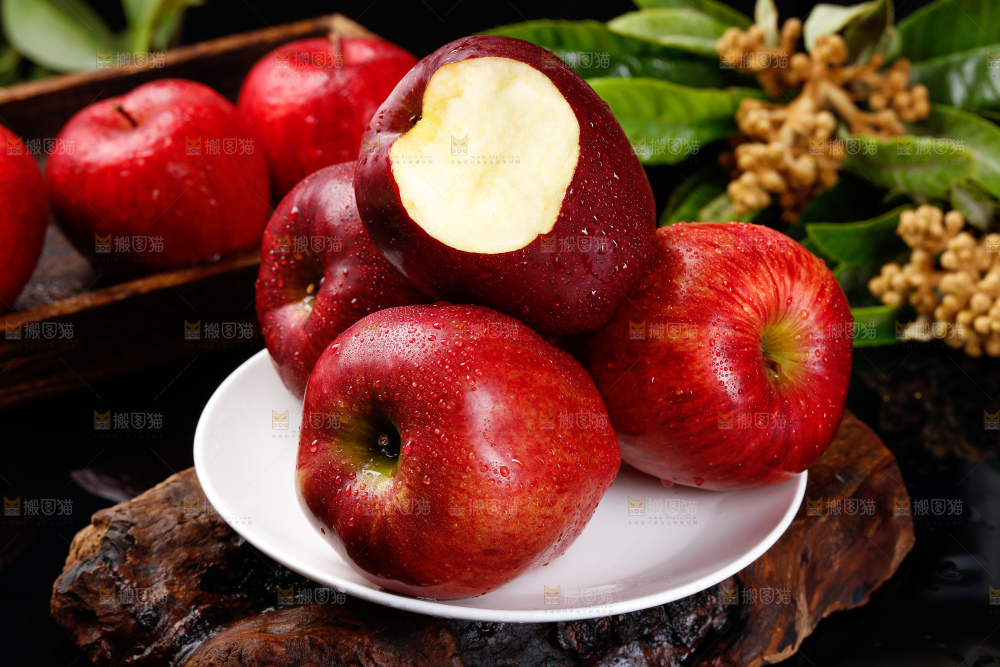 深底上放着甘肃花牛苹果