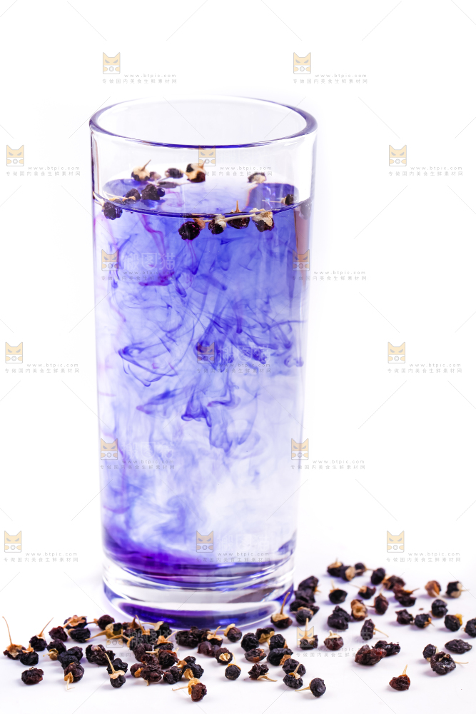 杯子里装着黑枸杞茶