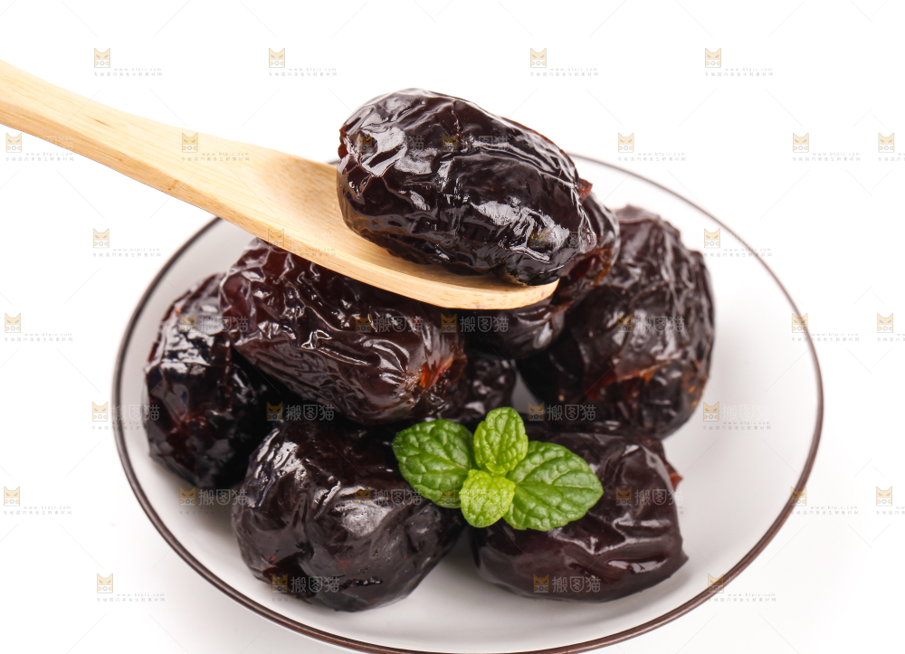 盘子里装着蜜枣