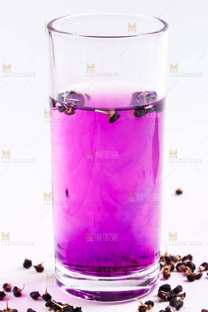 杯子里装着黑枸杞茶