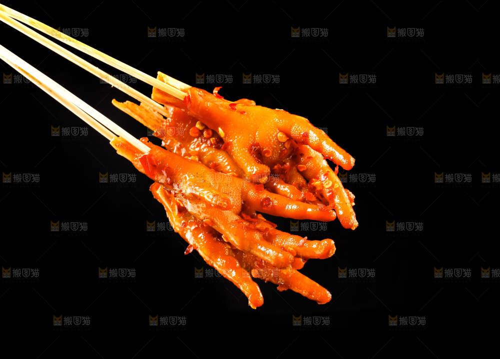 黑底上的鸡爪串