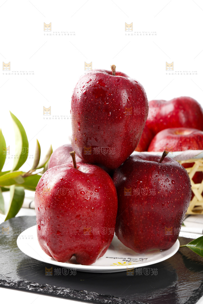 石板上摆放着美国蛇果