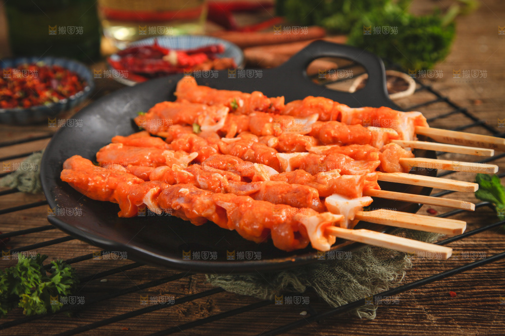 木底上放着一锅肉串