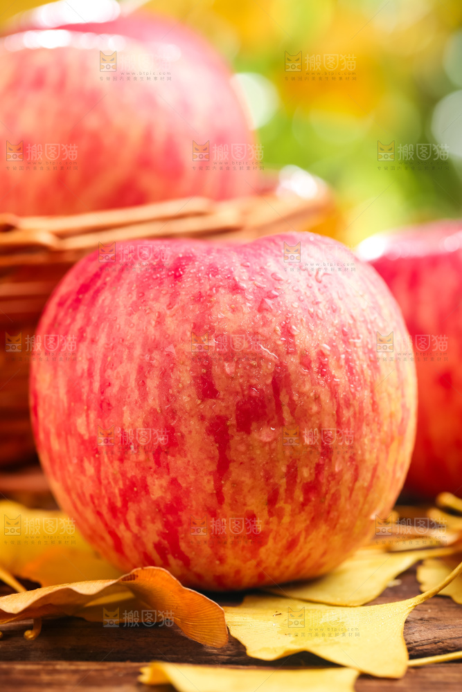篮子里装着冰糖心苹果