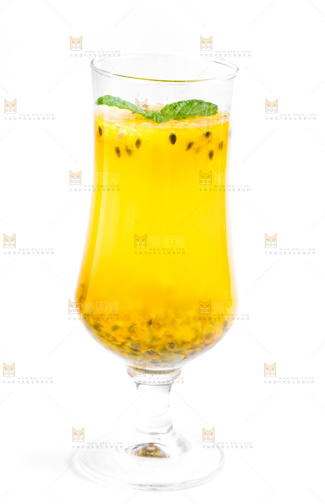 白底上放着一杯百香果汁