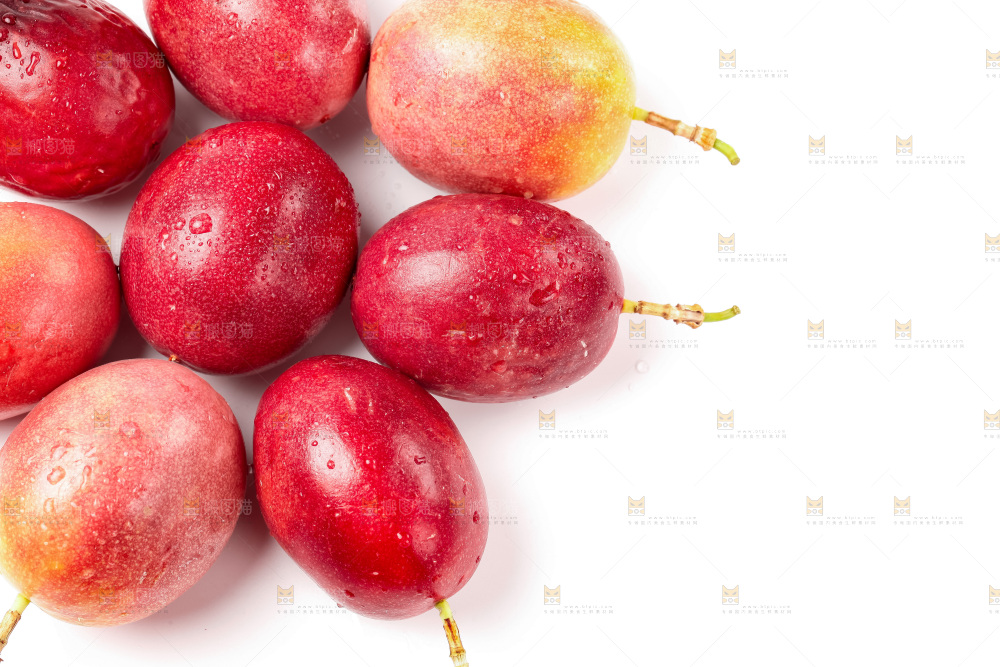 白底上放着紫皮百香果