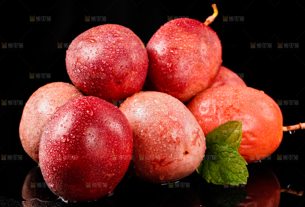 紫皮百香果放在黑底上