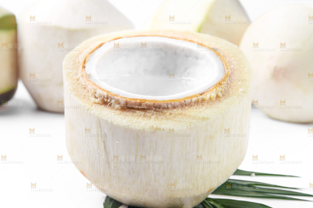 白底上放着青椰子