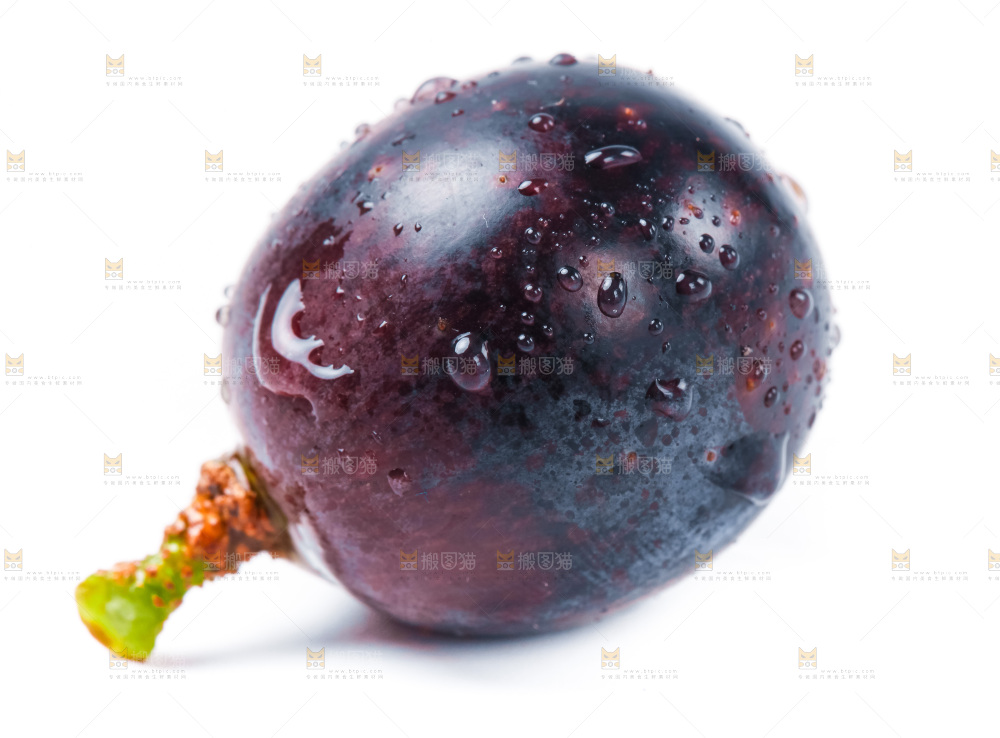白底上放着云南夏黑葡萄