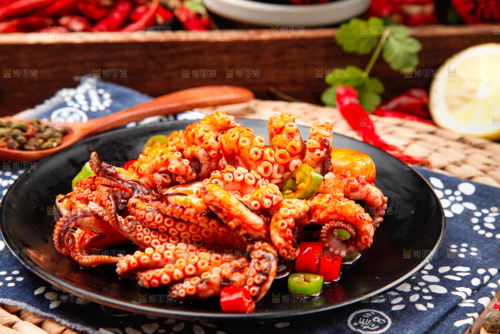 盘子里装着香辣鱿鱼