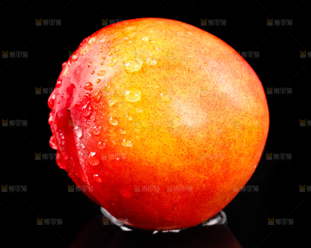 黑底上放着新鲜油桃