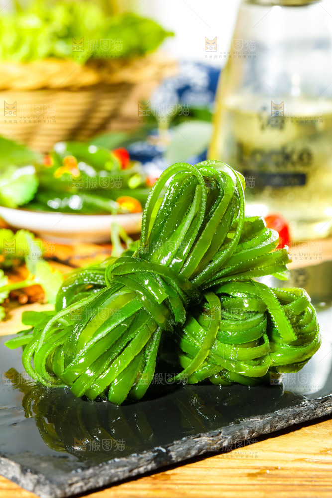 黑石板上的盐渍海带丝