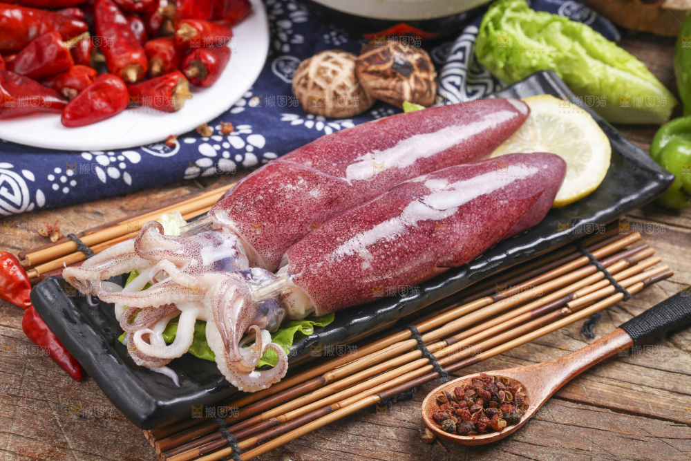 竹底上的生鲜鱿鱼