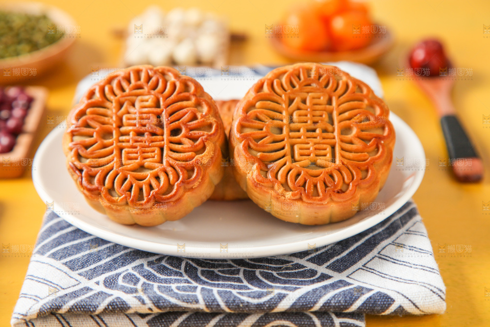 蓝花布上放着一盘蛋黄月饼