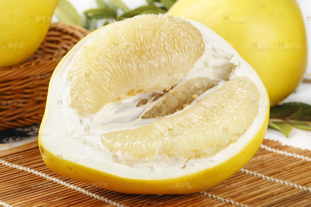 竹垫子上的平和水晶蜜柚