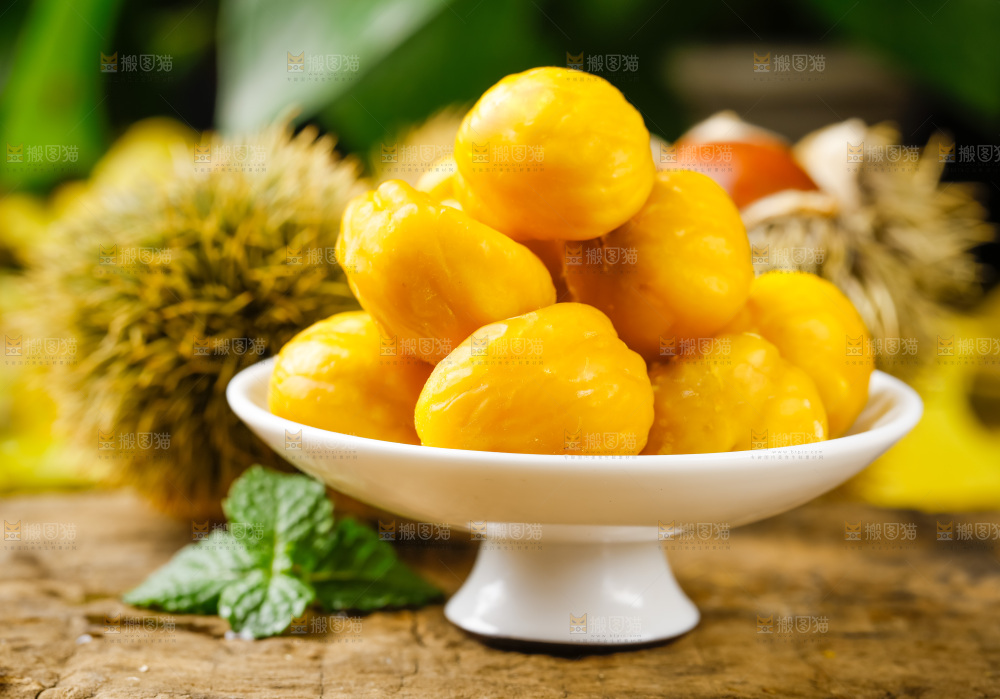 碟子里放着板栗