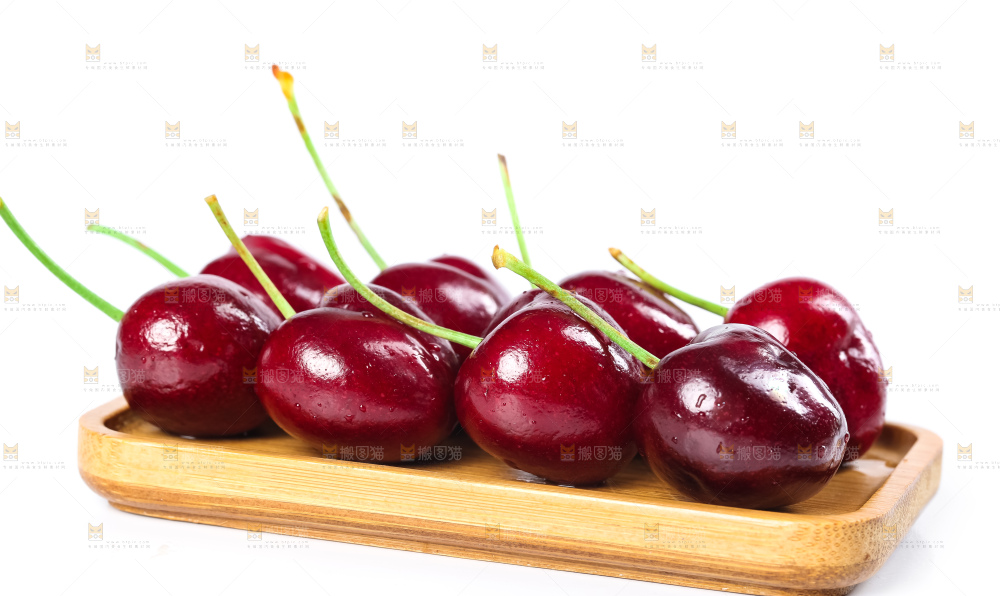 白底上的新鲜车厘子