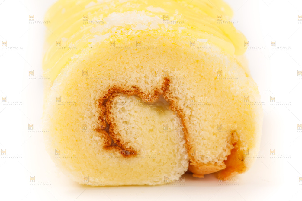 白底上的蛋糕卷