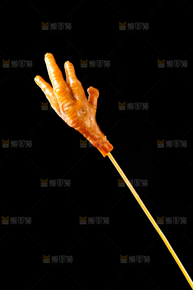 黑底上的鸡爪串