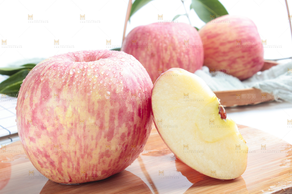 木底上的红苹果