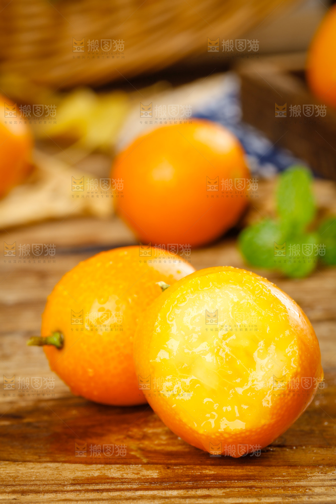 木板上摆放着小金桔