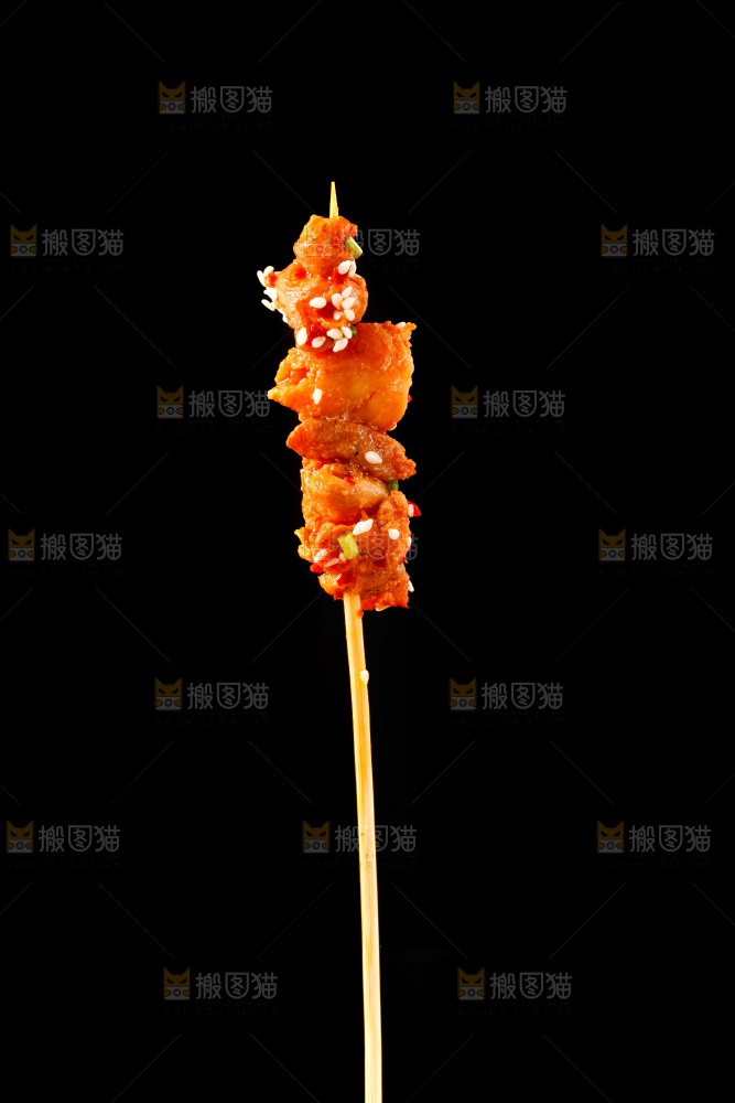 黑底上的肉串