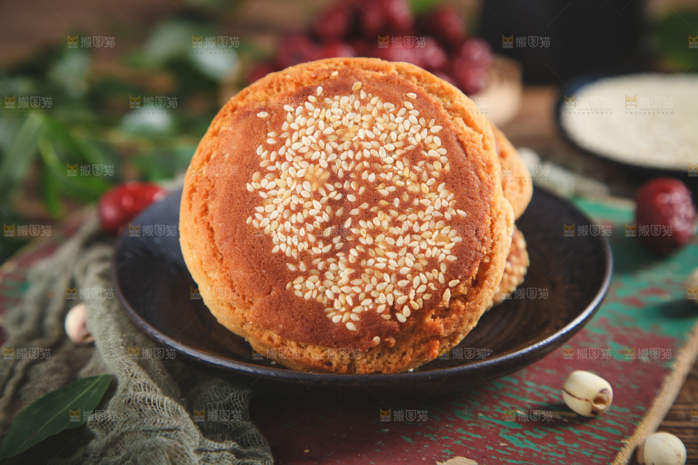 木底上放着一盘芝麻酥饼