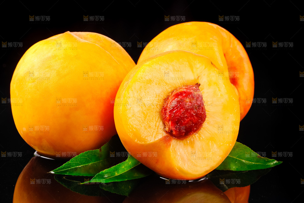 黑底上放着切开的山东黄桃