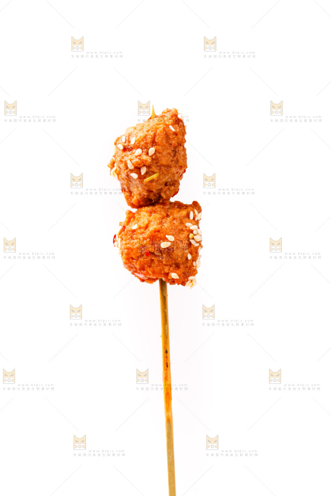 白底上的肉丸串