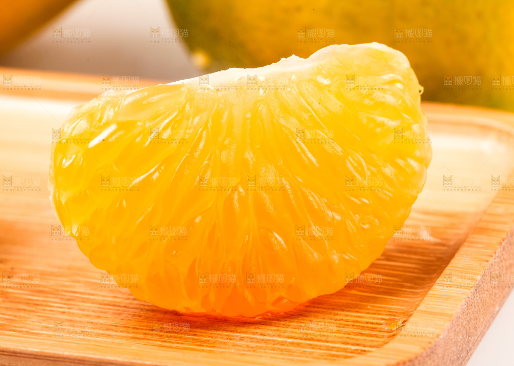 白底上放着剥皮的青皮蜜橘