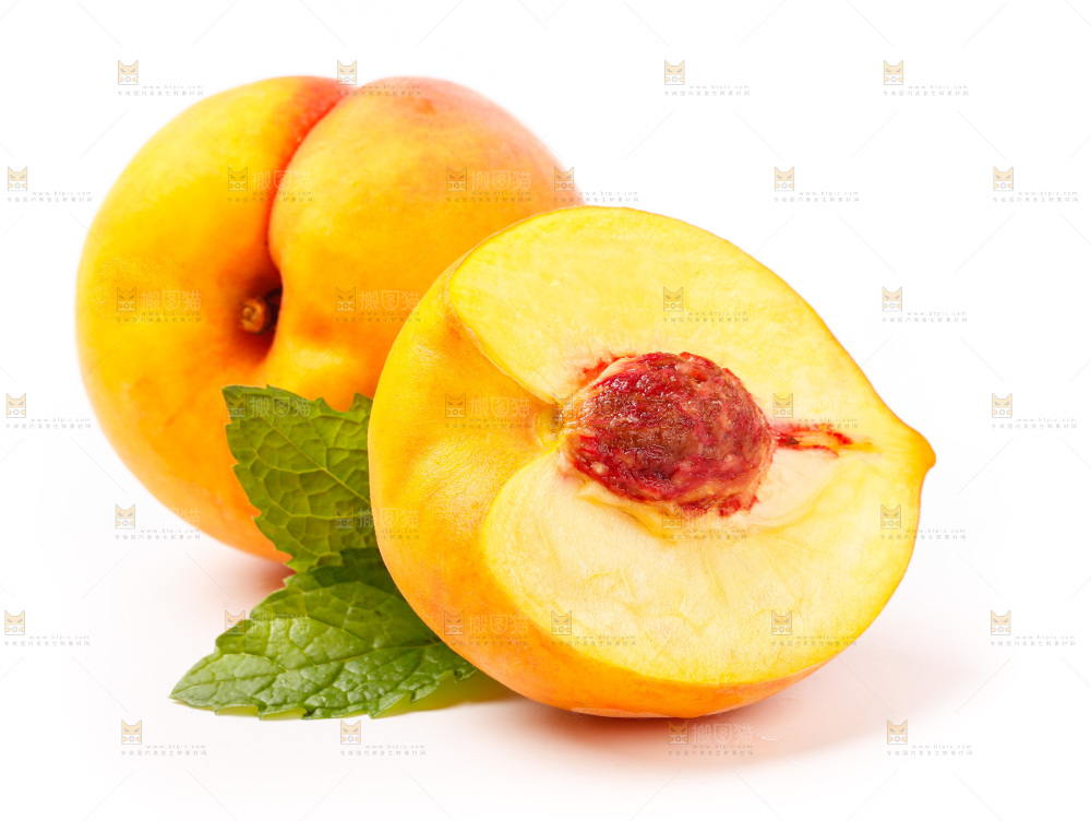 白底上放着切开的黄桃