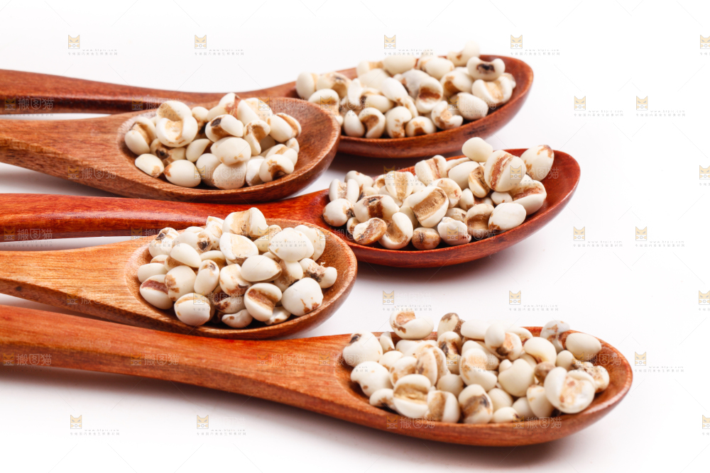 白底上放着薏米仁