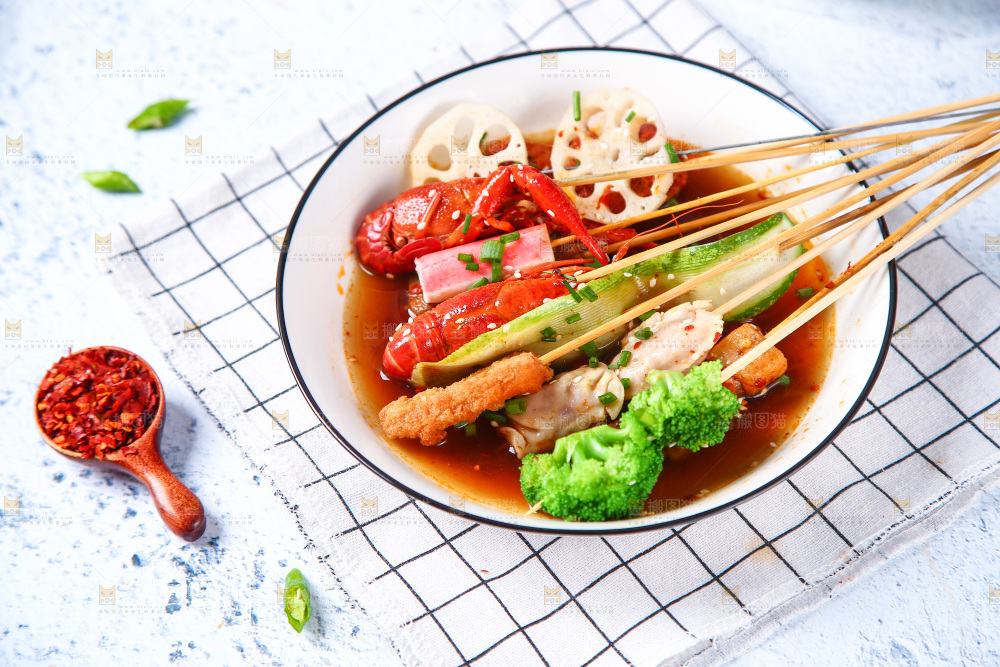浅底上放着一碗冷锅串串