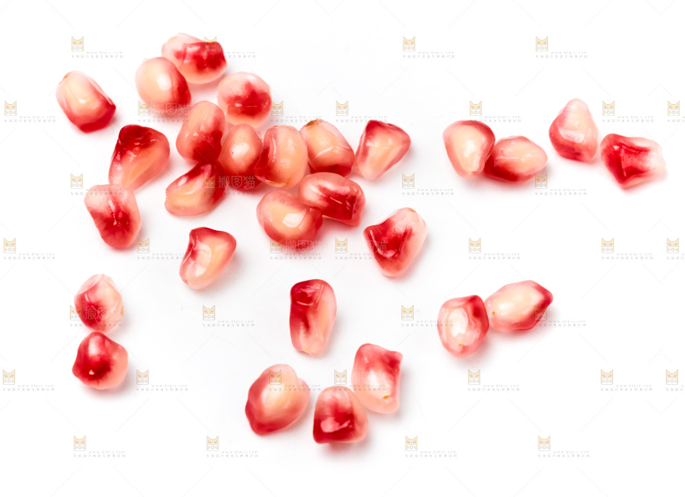 浅底上放着新鲜石榴