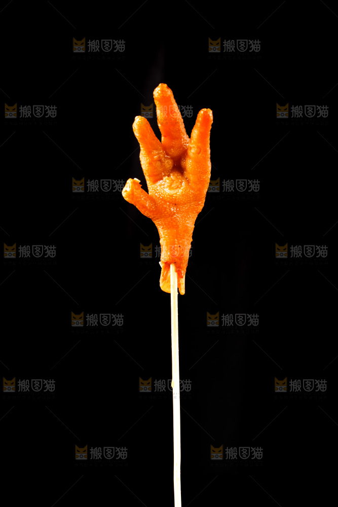 黑底上的鸡爪串