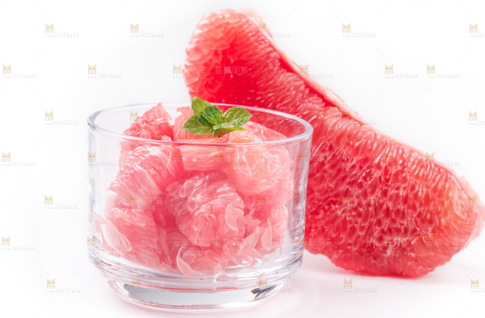白底上放着红柚果肉