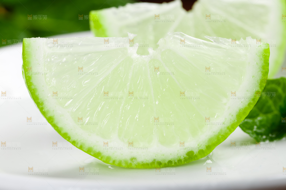 碟子里的青柠檬