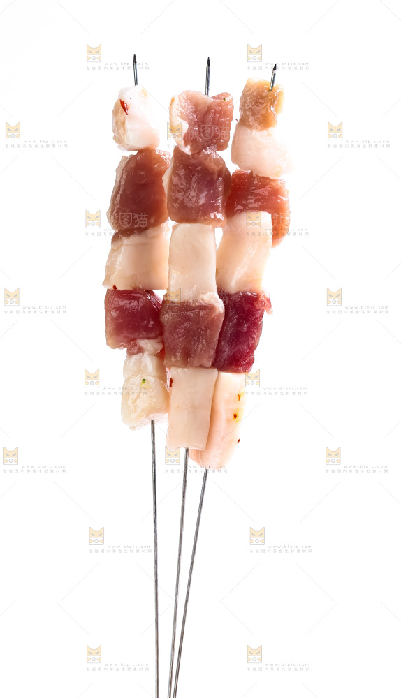 白底上的肉串