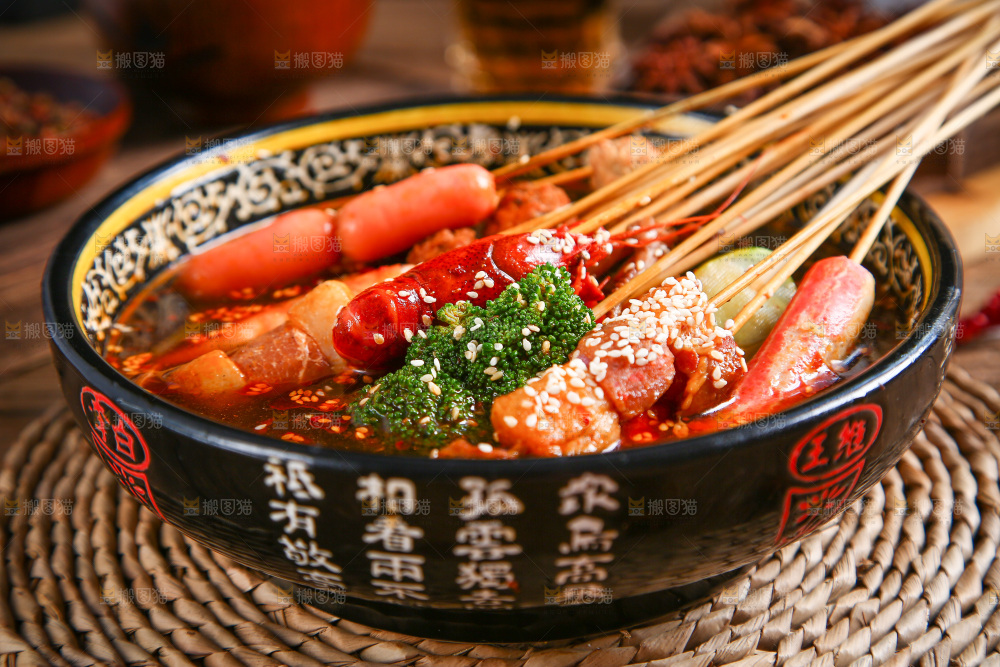 一碗钵钵鸡放在木底上