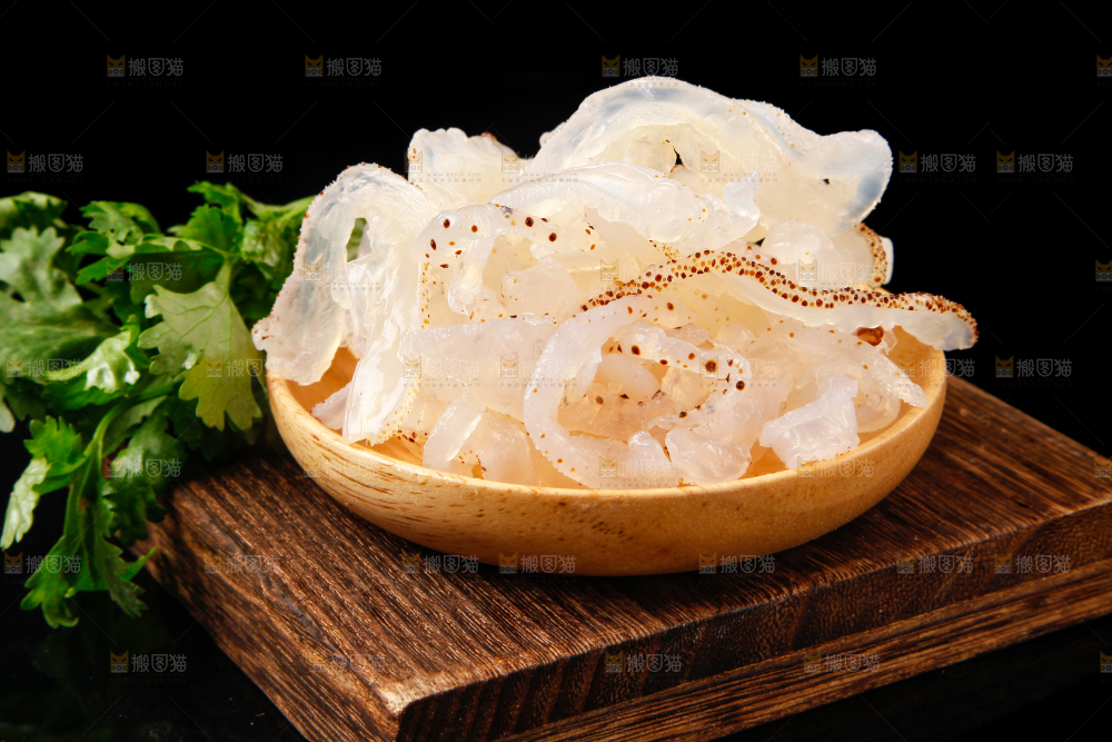 碗里装着白花海蜇丝