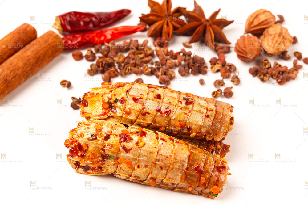 椒盐皮皮虾放在白底上