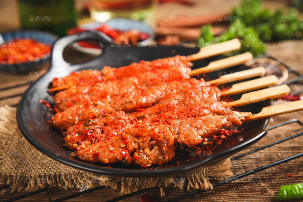 一锅肉串放在木底上