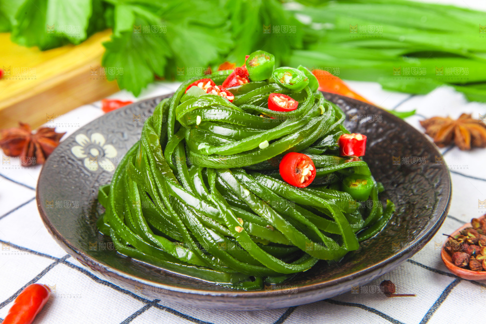 盘子里装着海带丝
